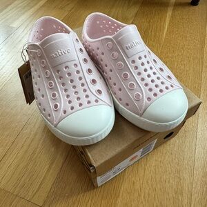 Native Kids Water Shoes - Light Pink and White